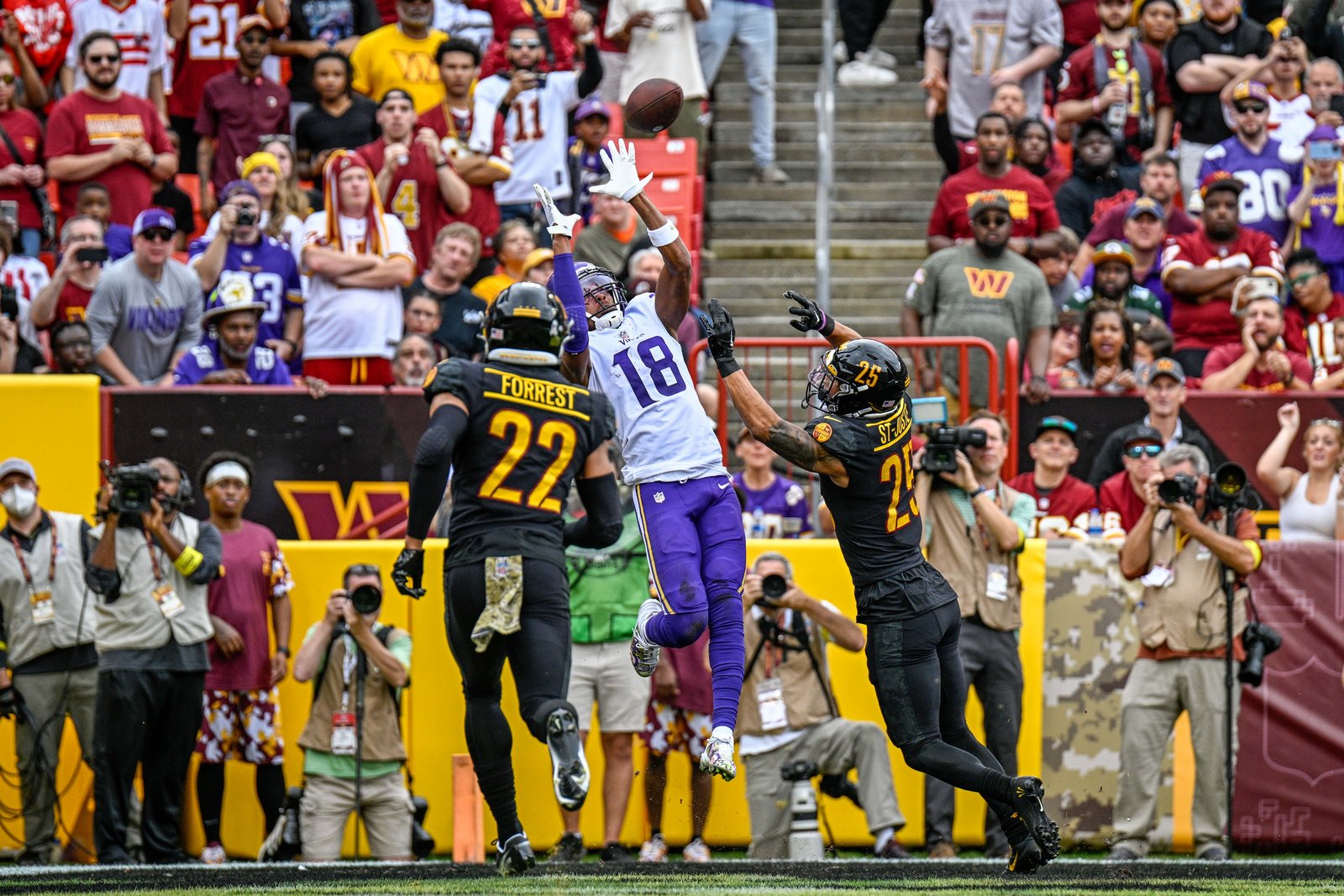 Justin Jefferson leaping for a catch