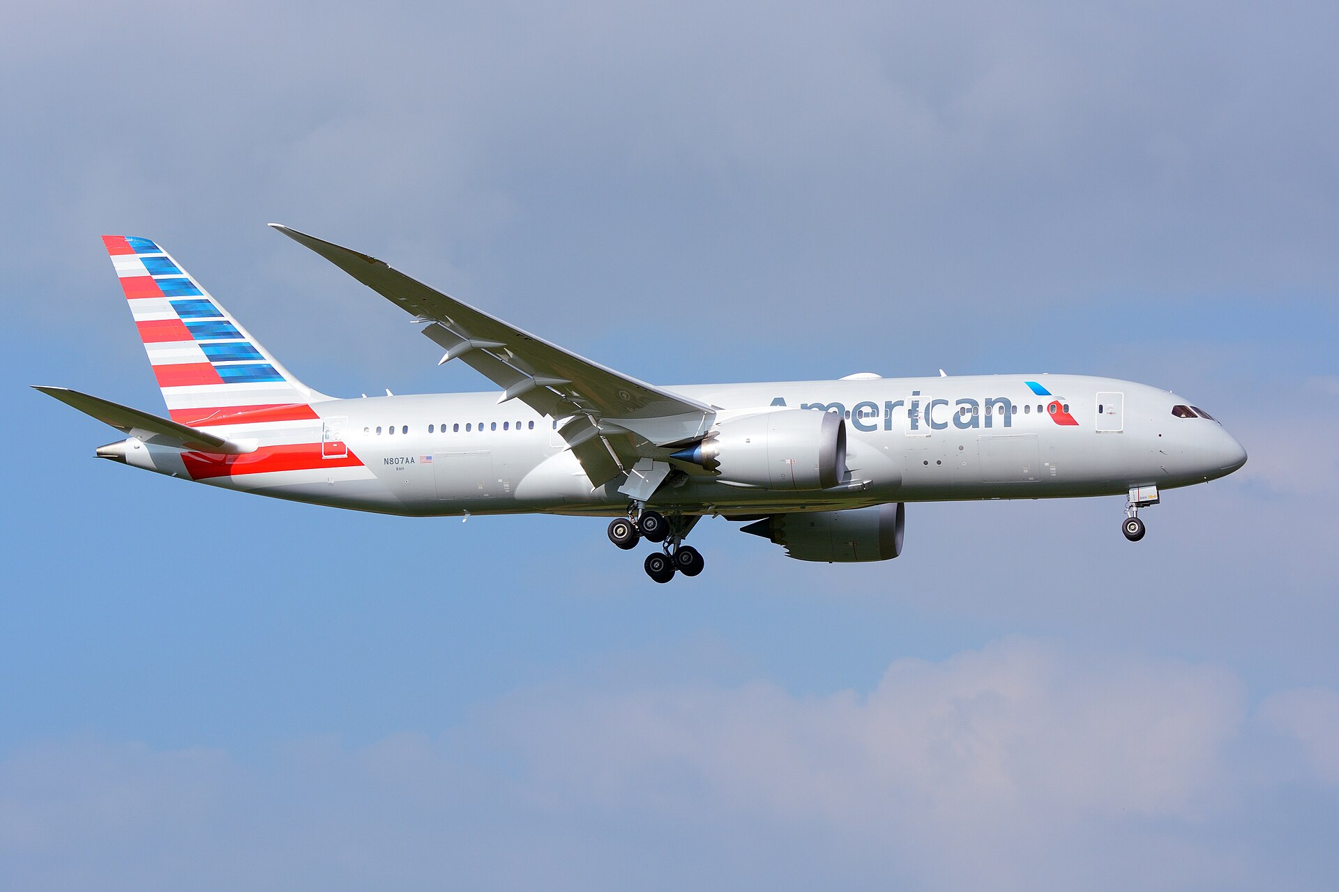 An American Airlines Boeing 787 on final approach