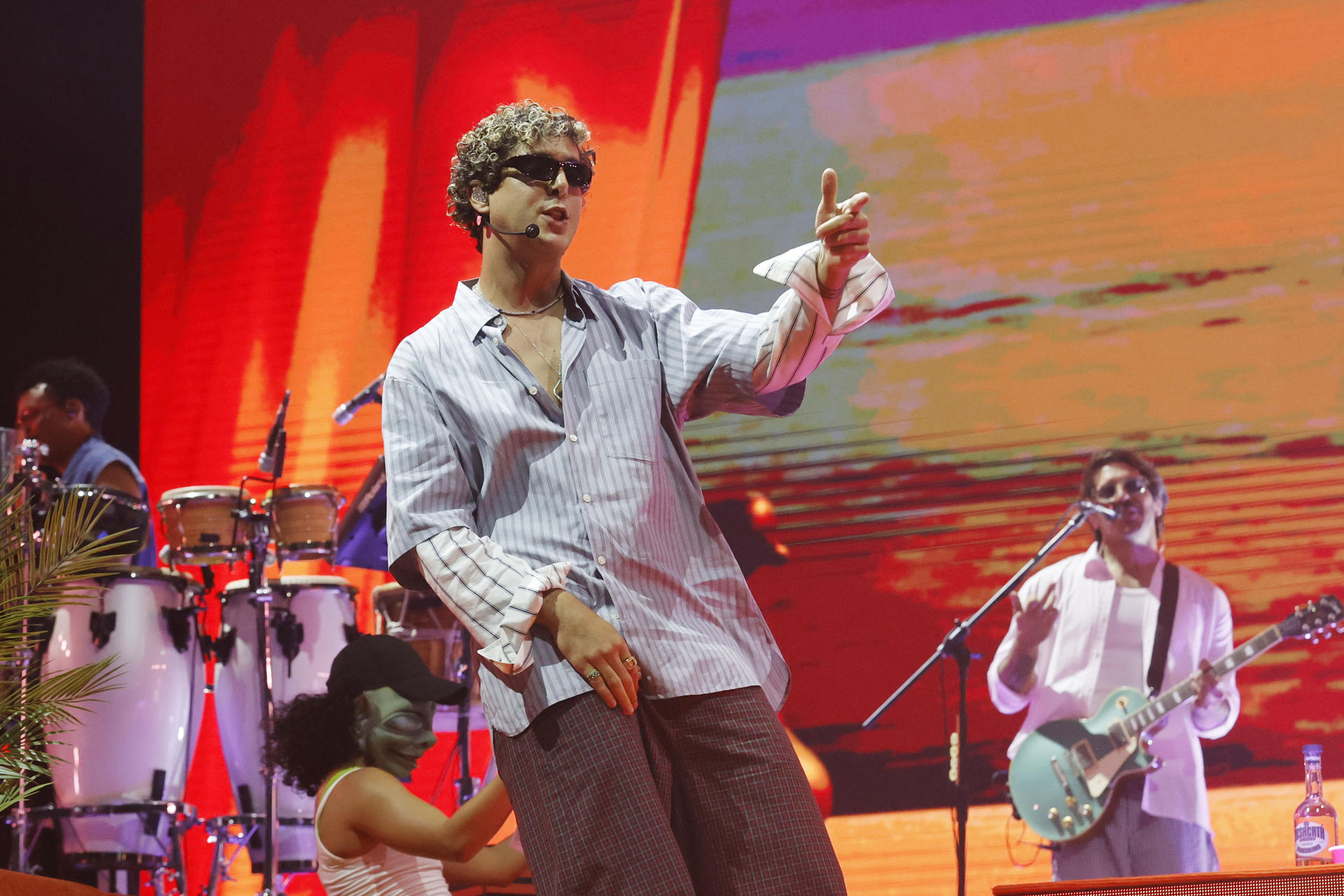 Beto Montenegro performing on stage with Rawayana