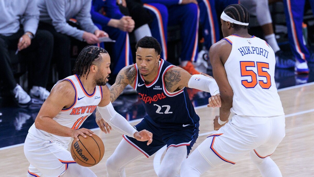 Ariel Hukporti defends during his time with the Knicks; he signed with Philadelphia this summer