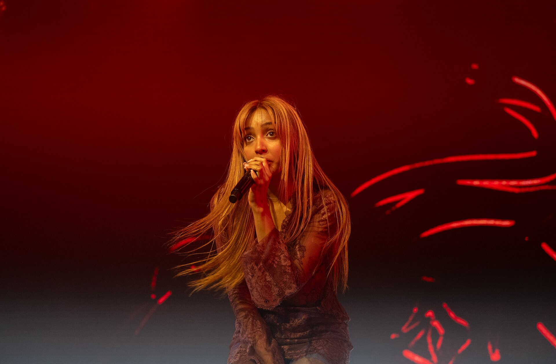 PinkPantheress performing live