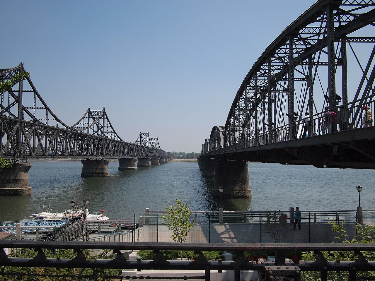 The old and new Yalu River bridges side by side during construction of the new span