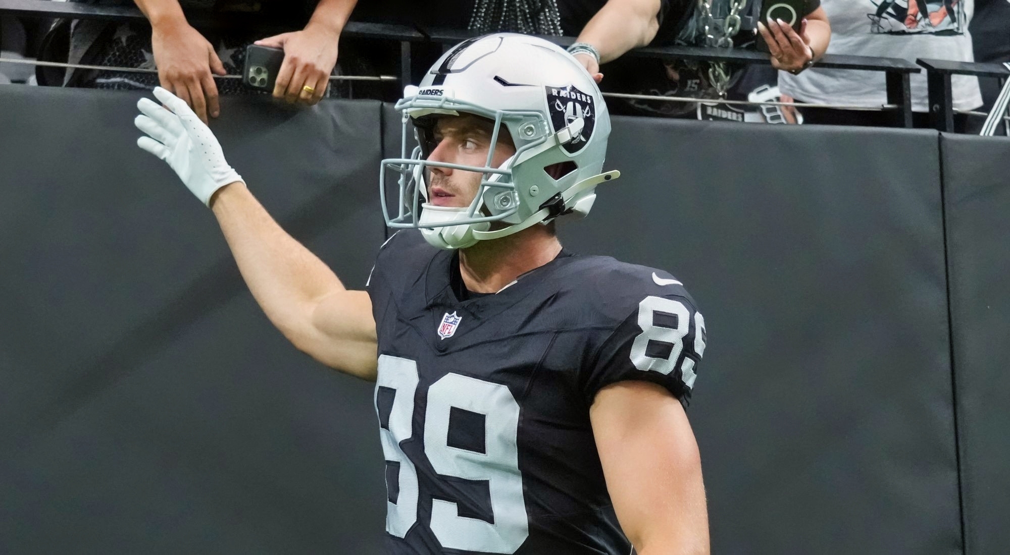Las Vegas Raiders tight end Brock Bowers in action