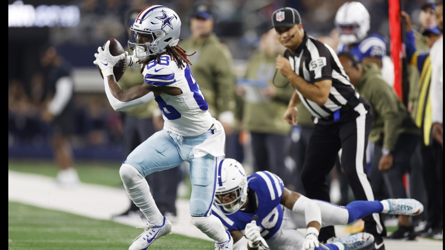 Cowboys wide receiver CeeDee Lamb (88) hauling in a pass.