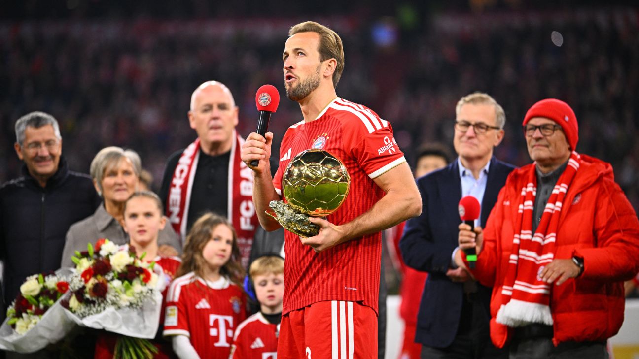 Harry Kane holds the Ballon d'Or trophy and addresses the Allianz Arena crowd before Der Klassiker against Borussia Dortmund