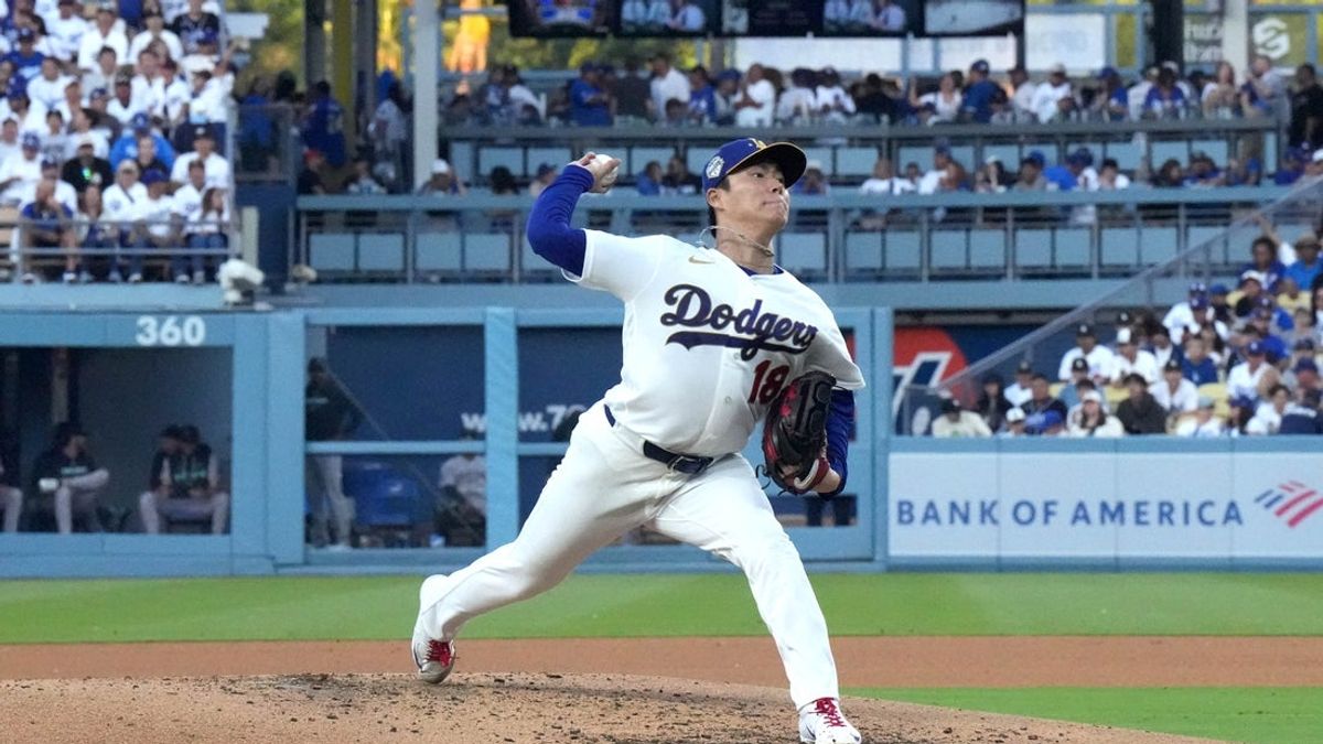 Yoshinobu Yamamoto delivers a pitch for the Dodgers in NLDS Game 3