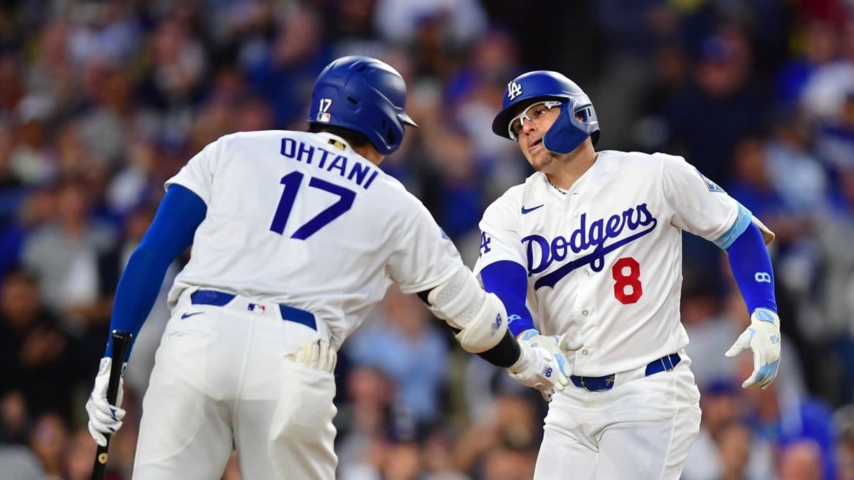 Kiké Hernández rounds the bases after his fourth-inning home run