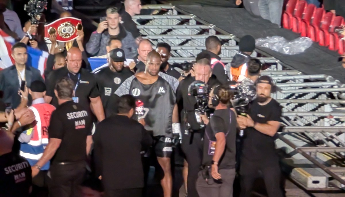 Daniel Dubois and Fabio Wardley trading punches in their first fight