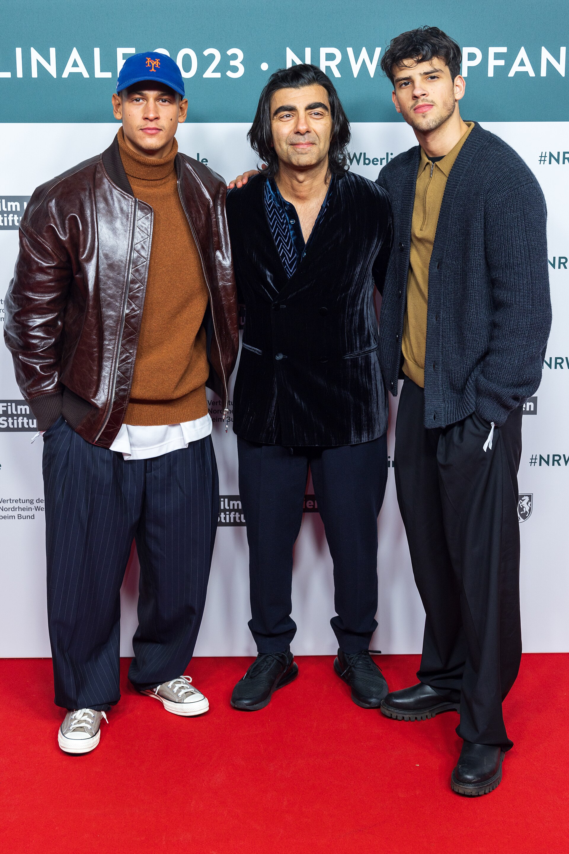 Emilio Sakraya with Rheingold director Fatih Akin and Ilyes Moutaoukkil at the Berlinale in 2023