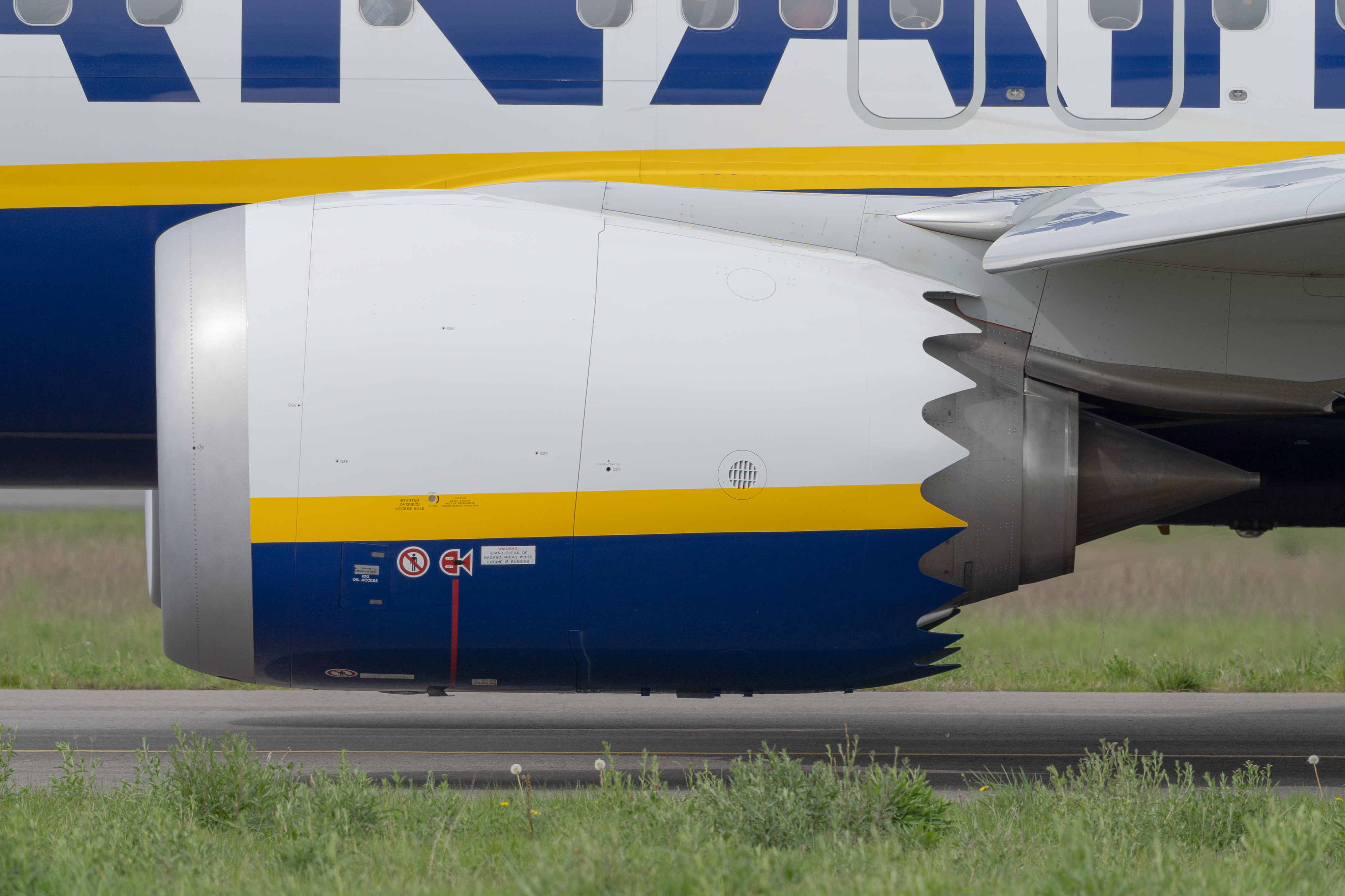A CFM LEAP-1B turbofan engine, side view