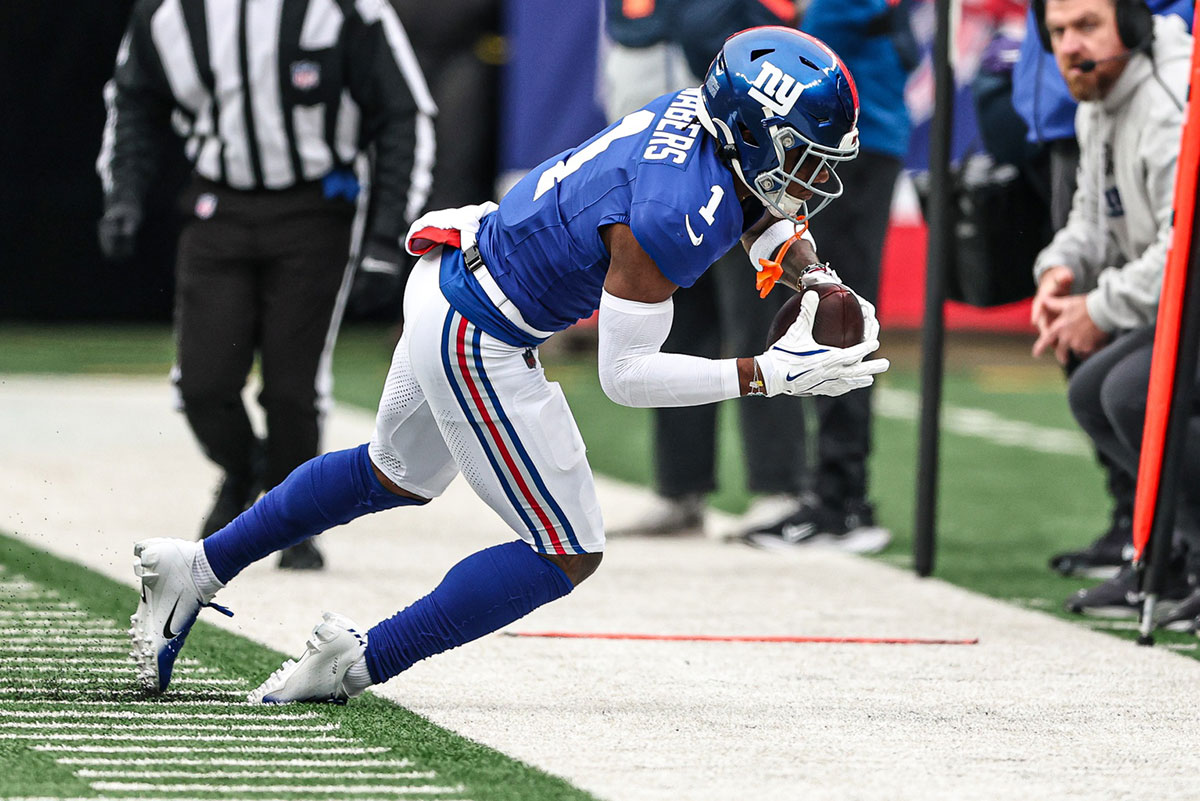 New York Giants wide receiver Malik Nabers (1) hauls in a catch along the sideline.