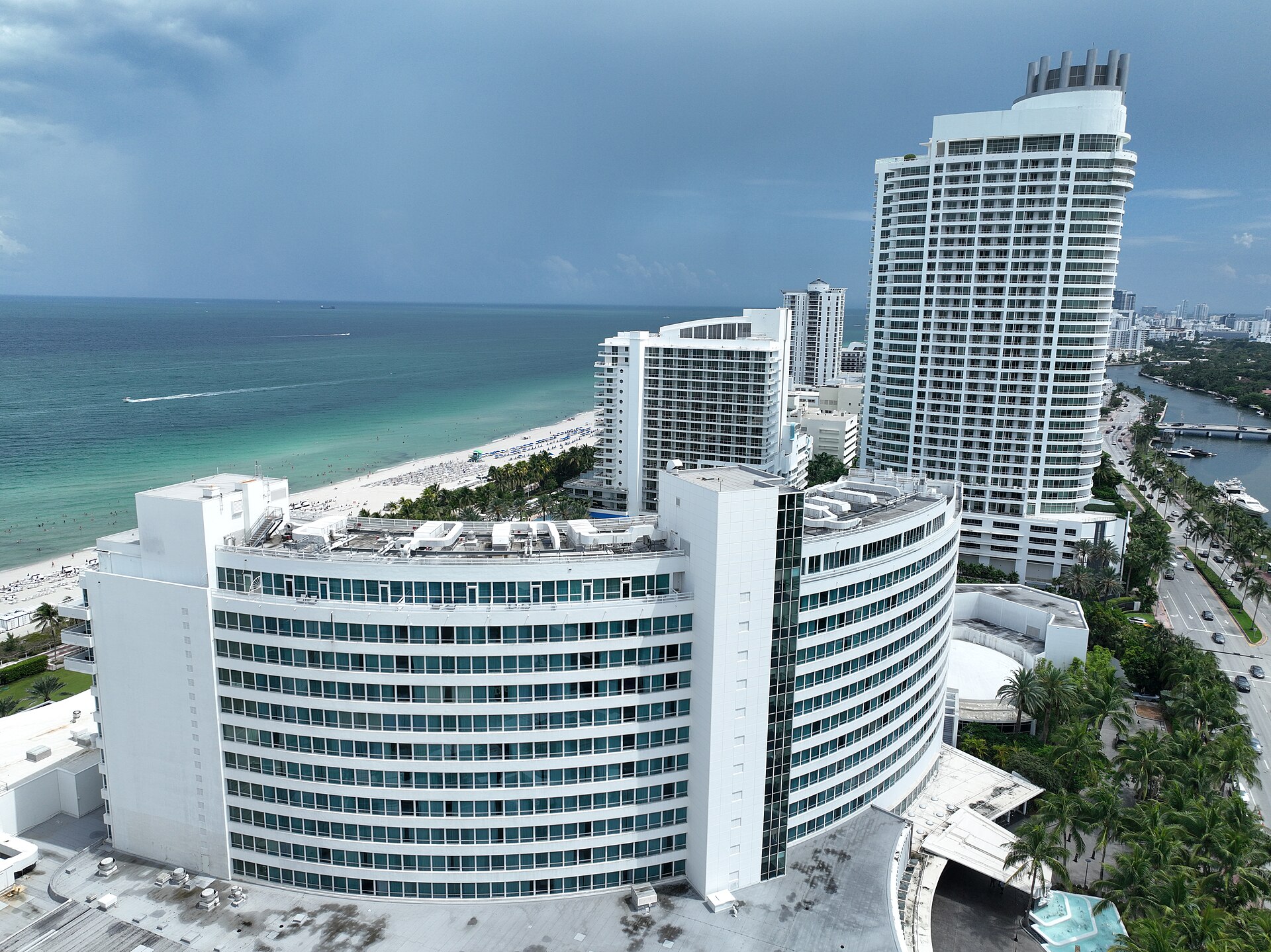 Bright Miami waterfront at golden hour, evoking Leonida, the Florida-inspired setting of Grand Theft Auto VI