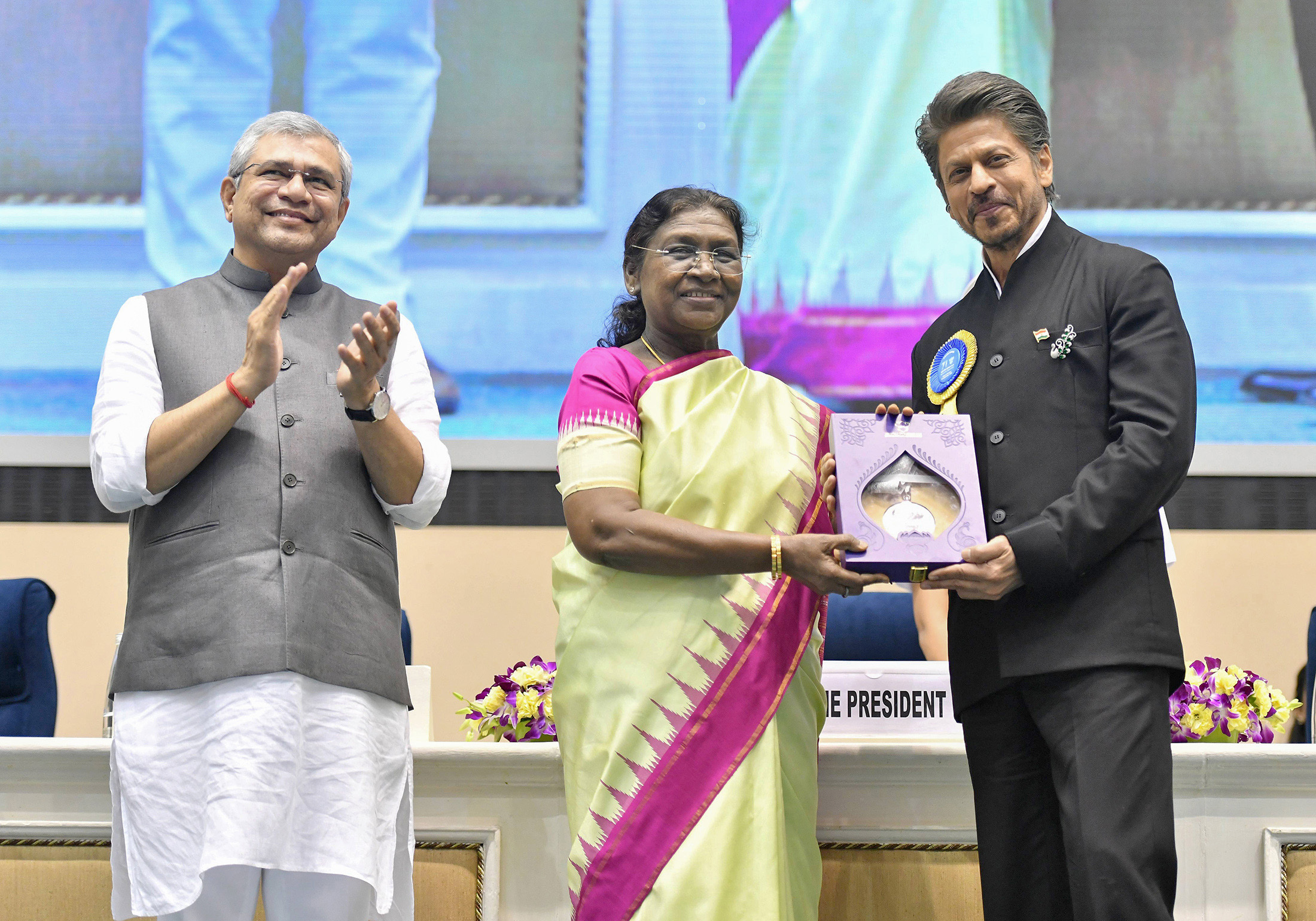 Shah Rukh Khan receiving the National Film Award for Best Actor for Jawan from President Droupadi Murmu.
