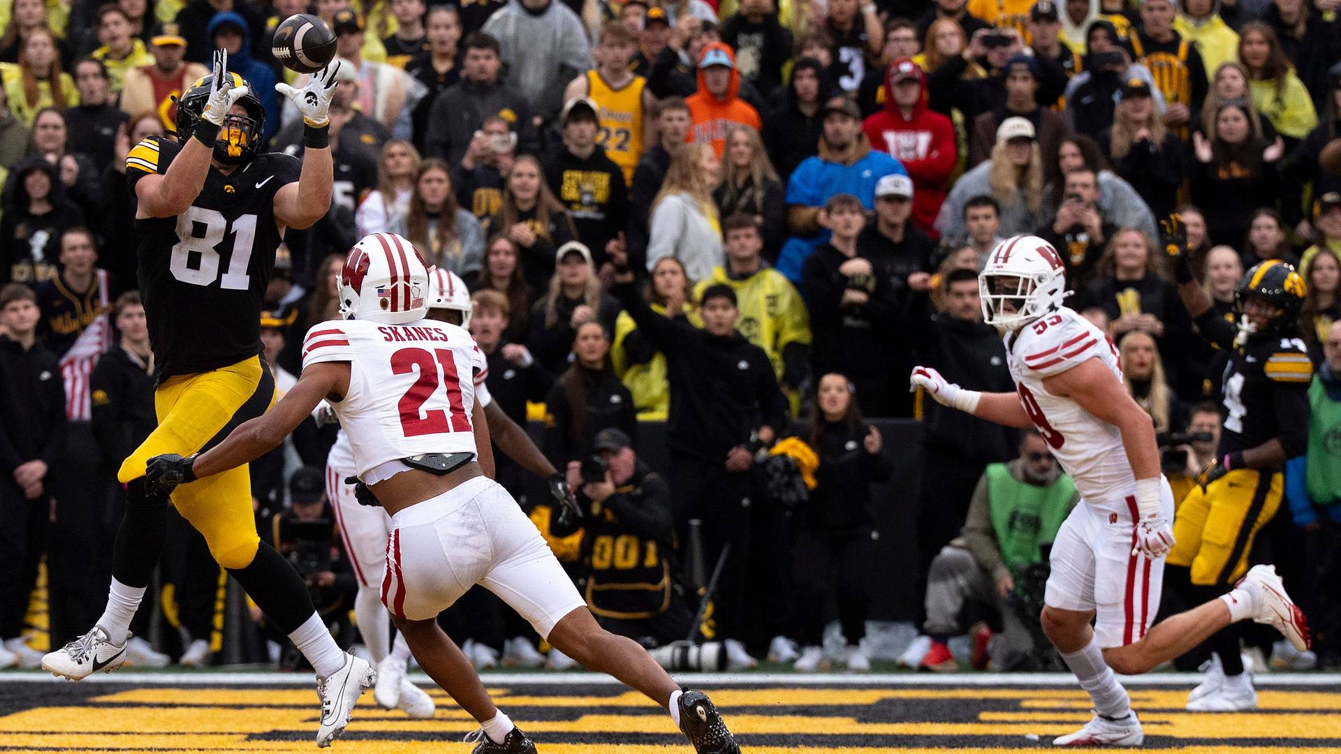Iowa tight end DJ Vonnahme catches a touchdown pass in the end zone against Wisconsin at Kinnick Stadium — his first-quarter score opened the rout in Iowa's 30–0 shutout