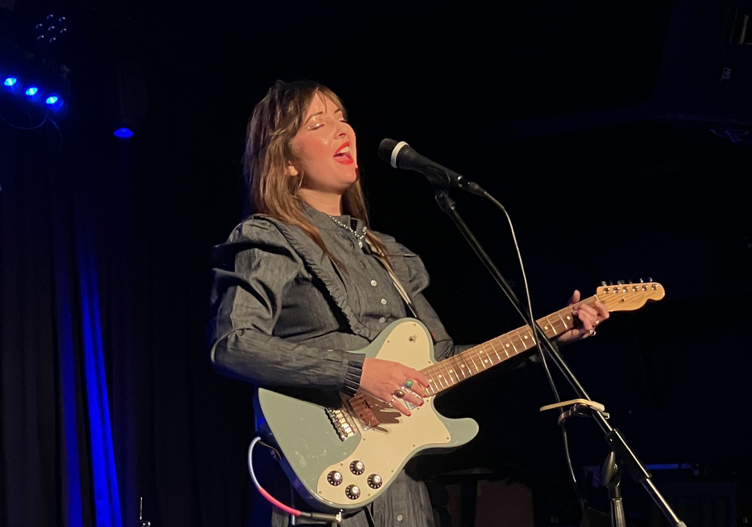 Jess Williamson performing