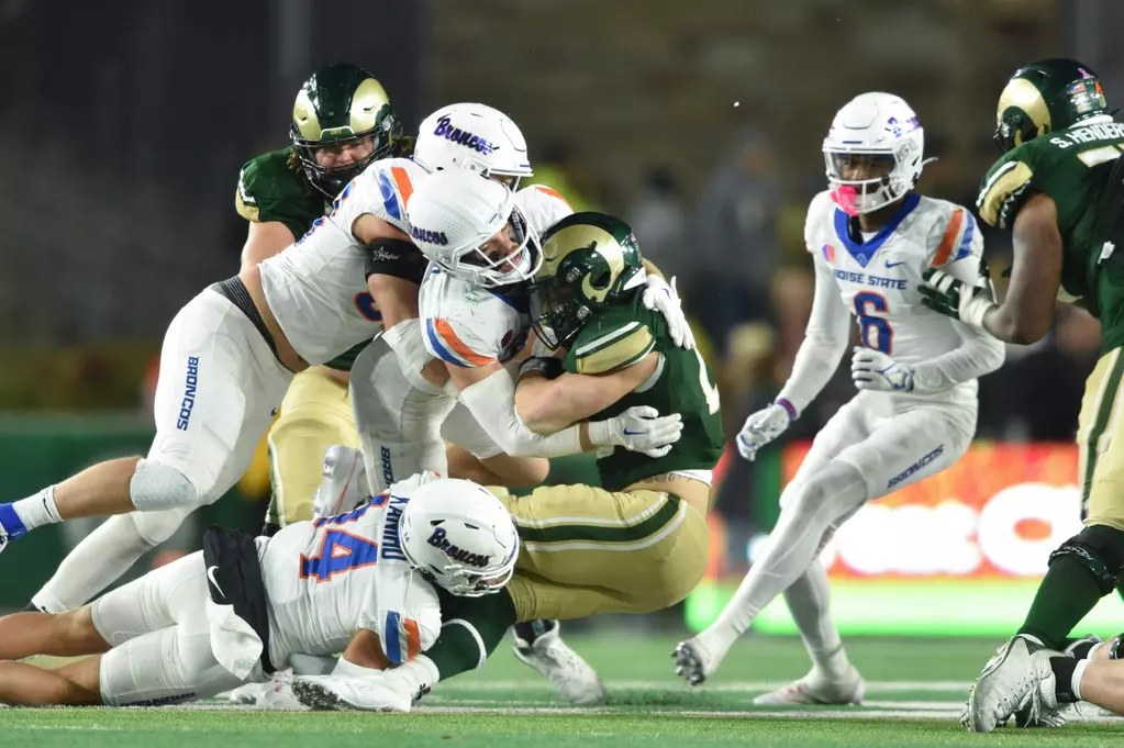 Colorado State defenders pursuing a ball carrier.
