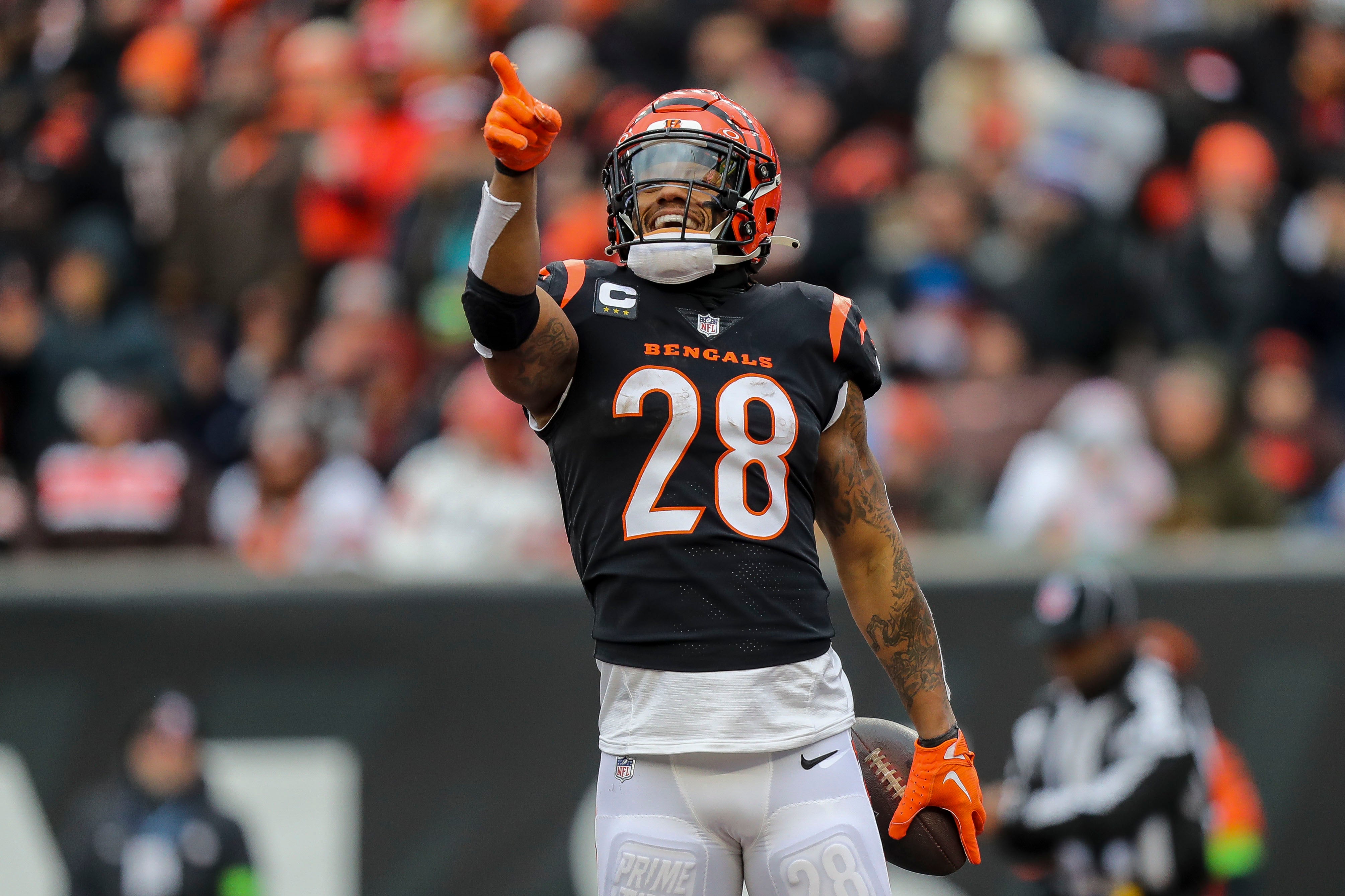 Joe Mixon running with the ball in a Cincinnati Bengals uniform