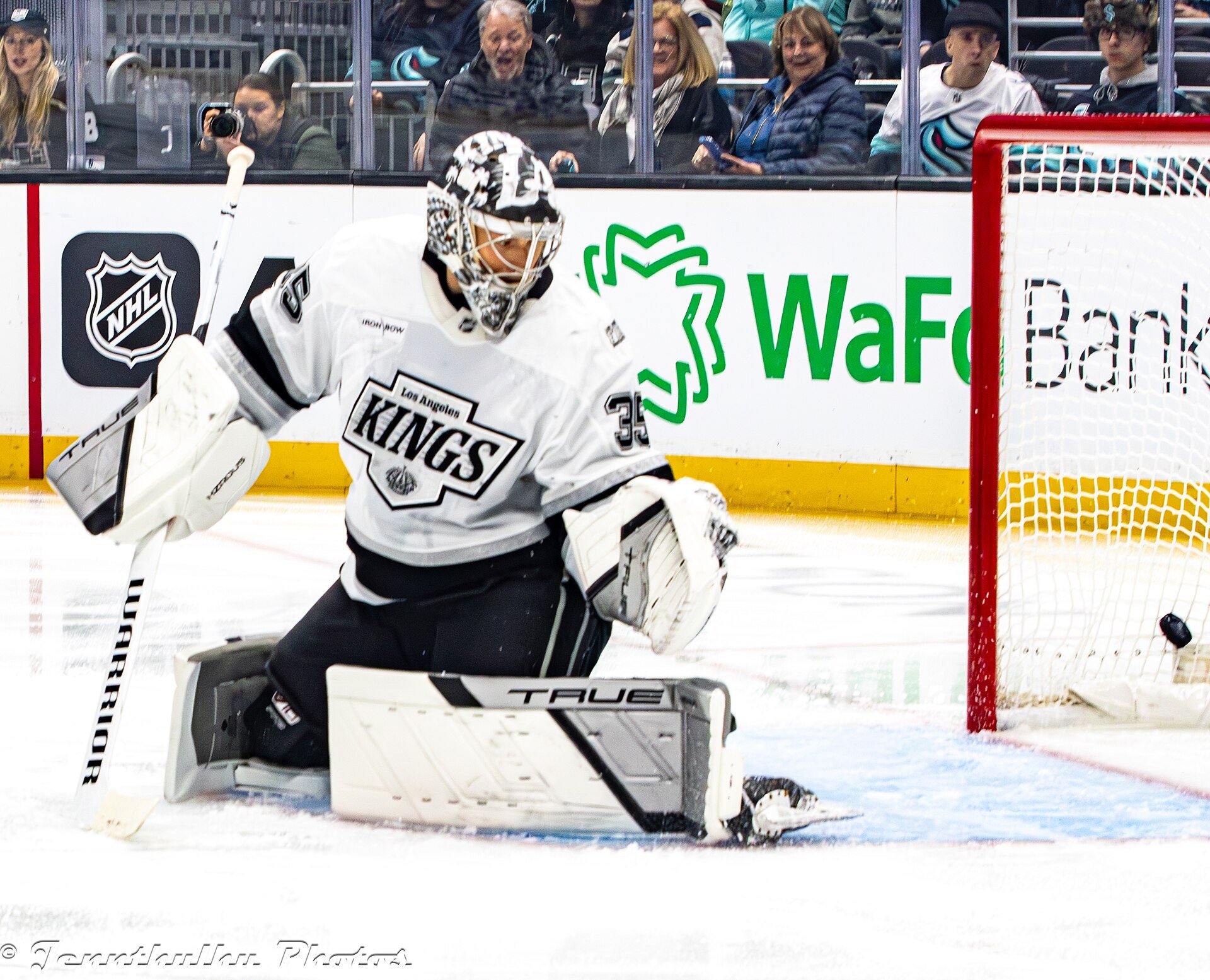 LA Kings goaltender Darcy Kuemper guards the crease