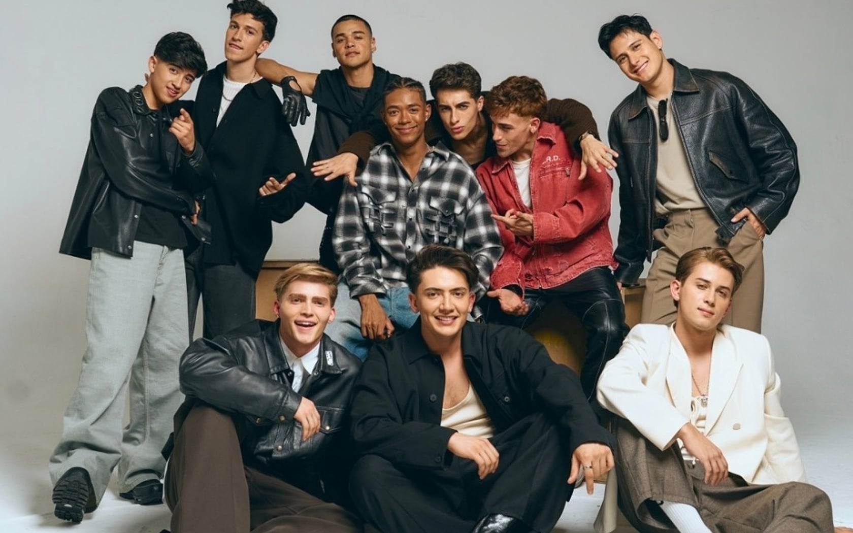 SANTOS BRAVOS, HYBE Latin America's five-member boy group, in a group photo