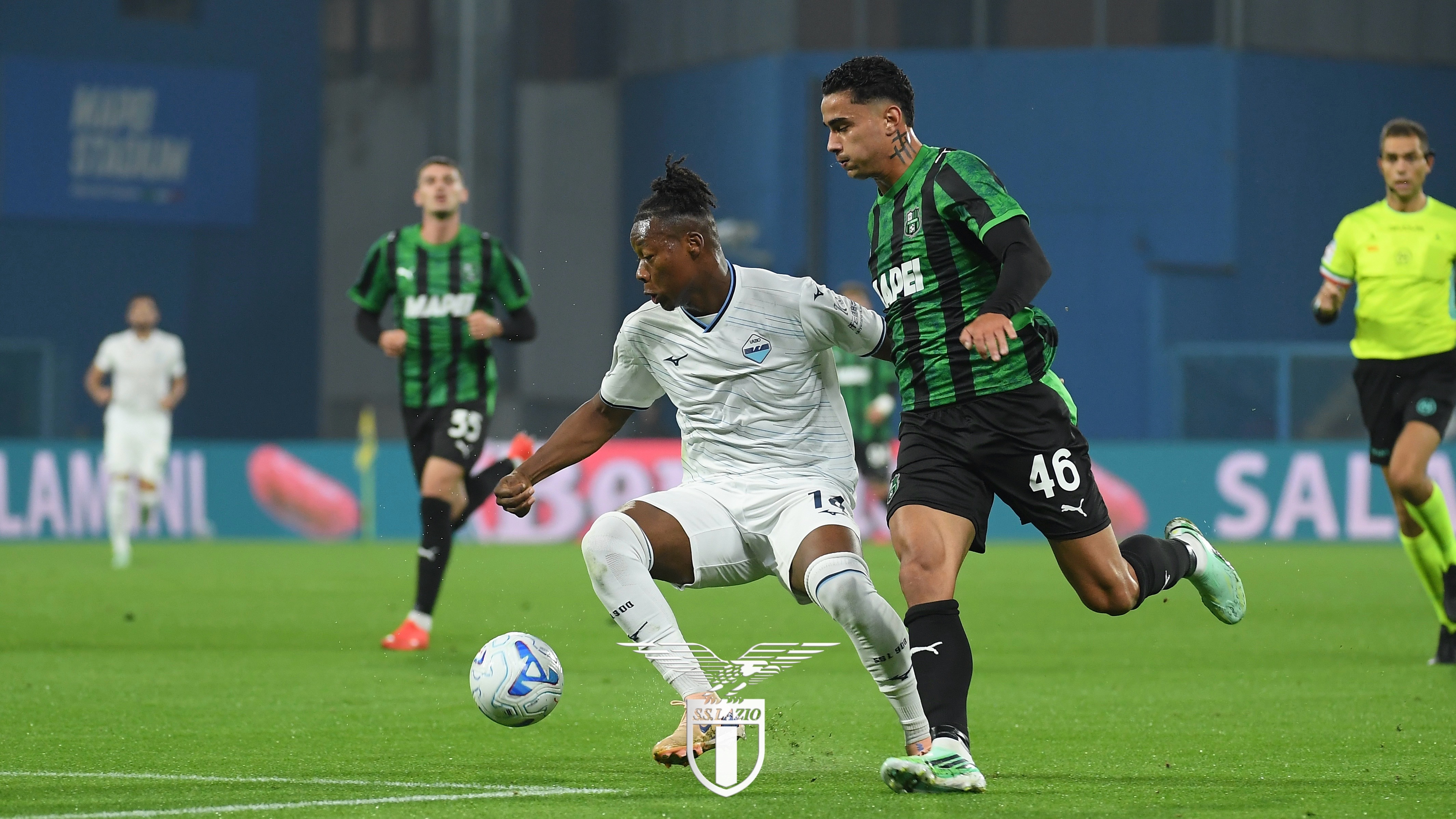 Tijjani Noslin of Lazio (white away kit, No. 14) shielding the ball from Sassuolo defender Simone Cinquegrano (green-and-black stripes, No. 46) during the Serie A match at Mapei Stadium, Reggio Emilia, on October 27, 2026