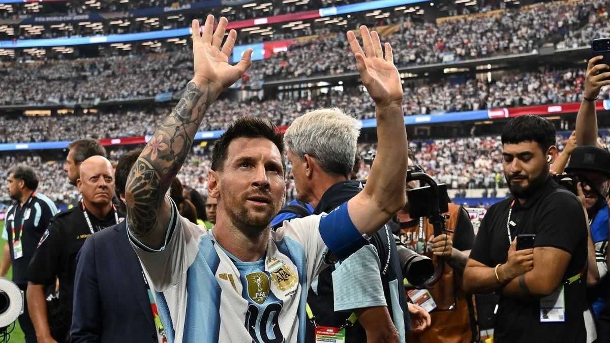 Lionel Messi applauding the Argentina supporters