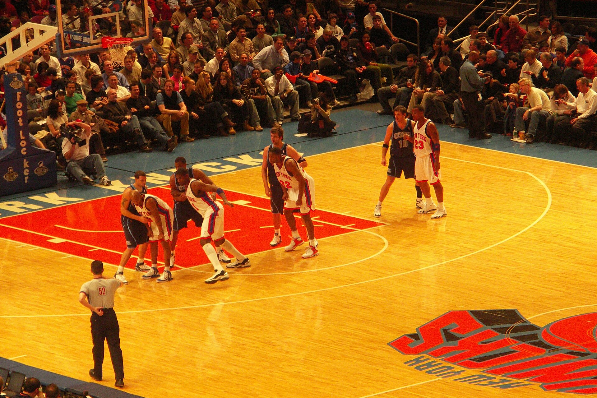 Knicks players set on defense at Madison Square Garden (file photo)