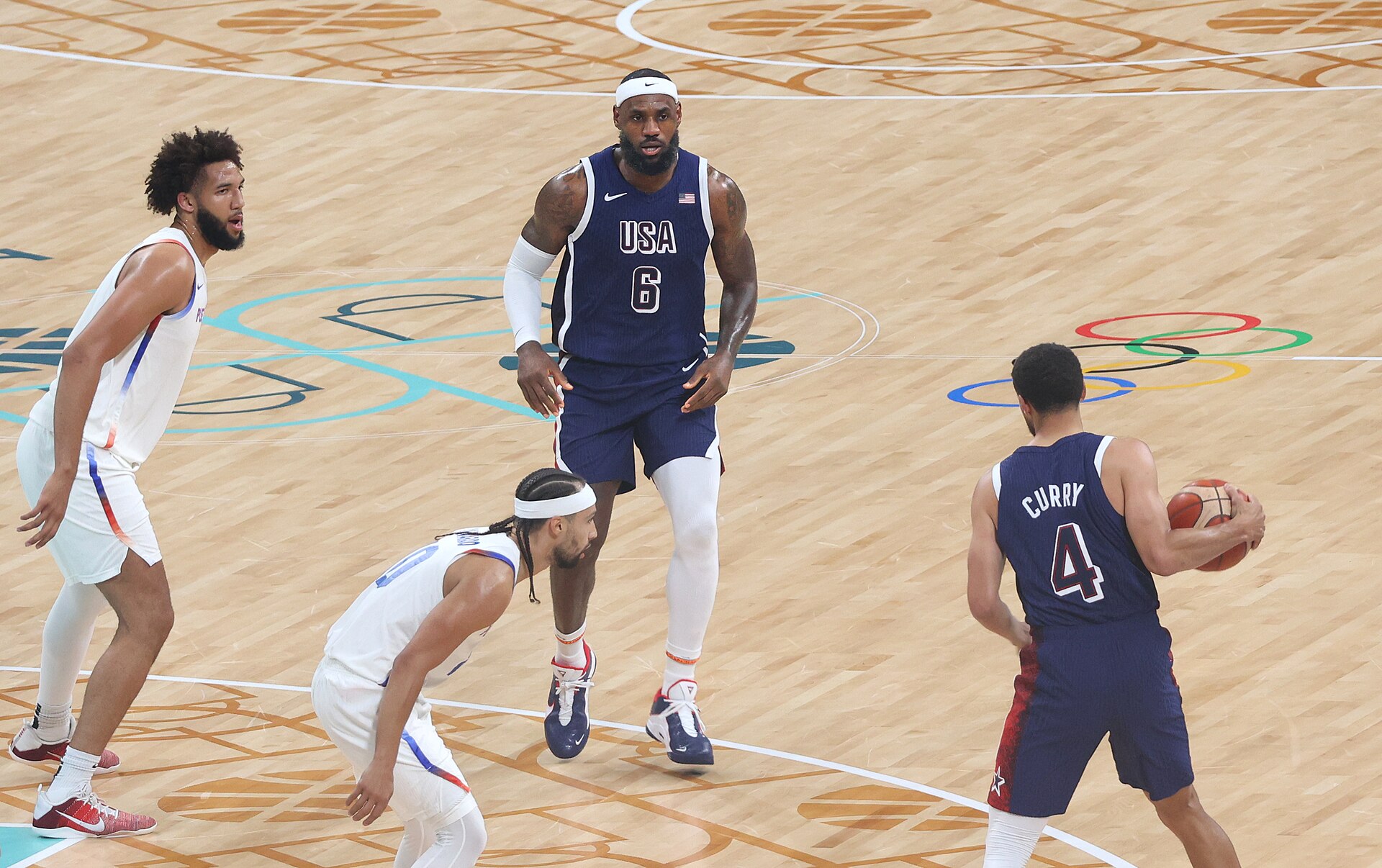 Stephen Curry and LeBron James with Team USA (file photo)