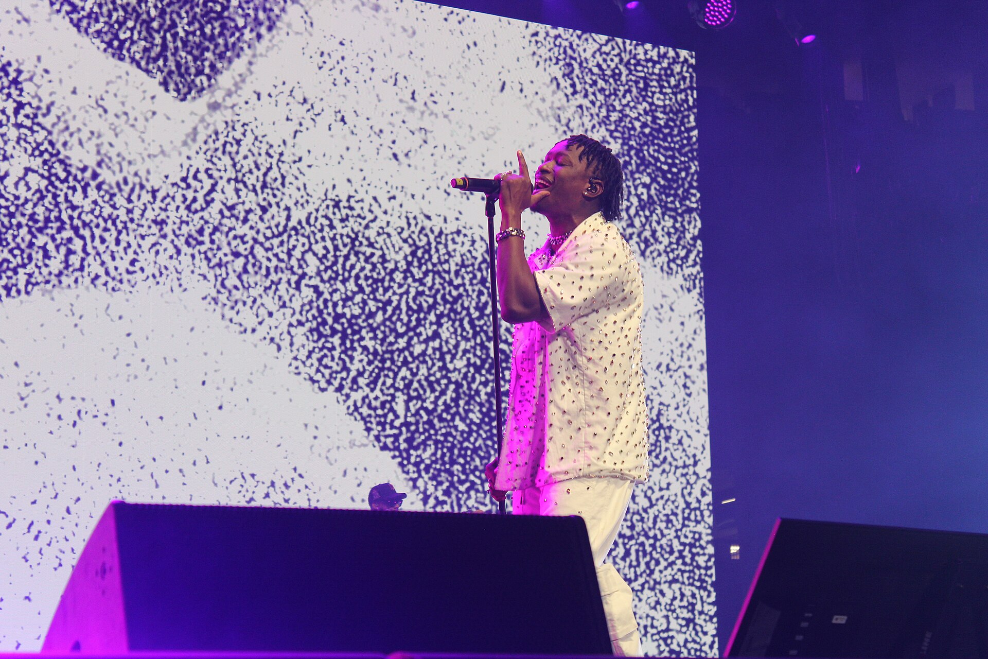 Lucky Daye performing at Essence Festival 2025
