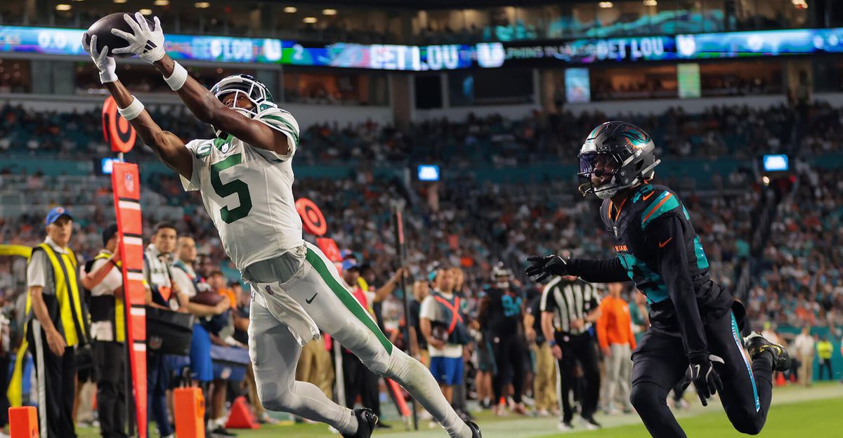 Jets receiver hauls in a catch against the Dolphins