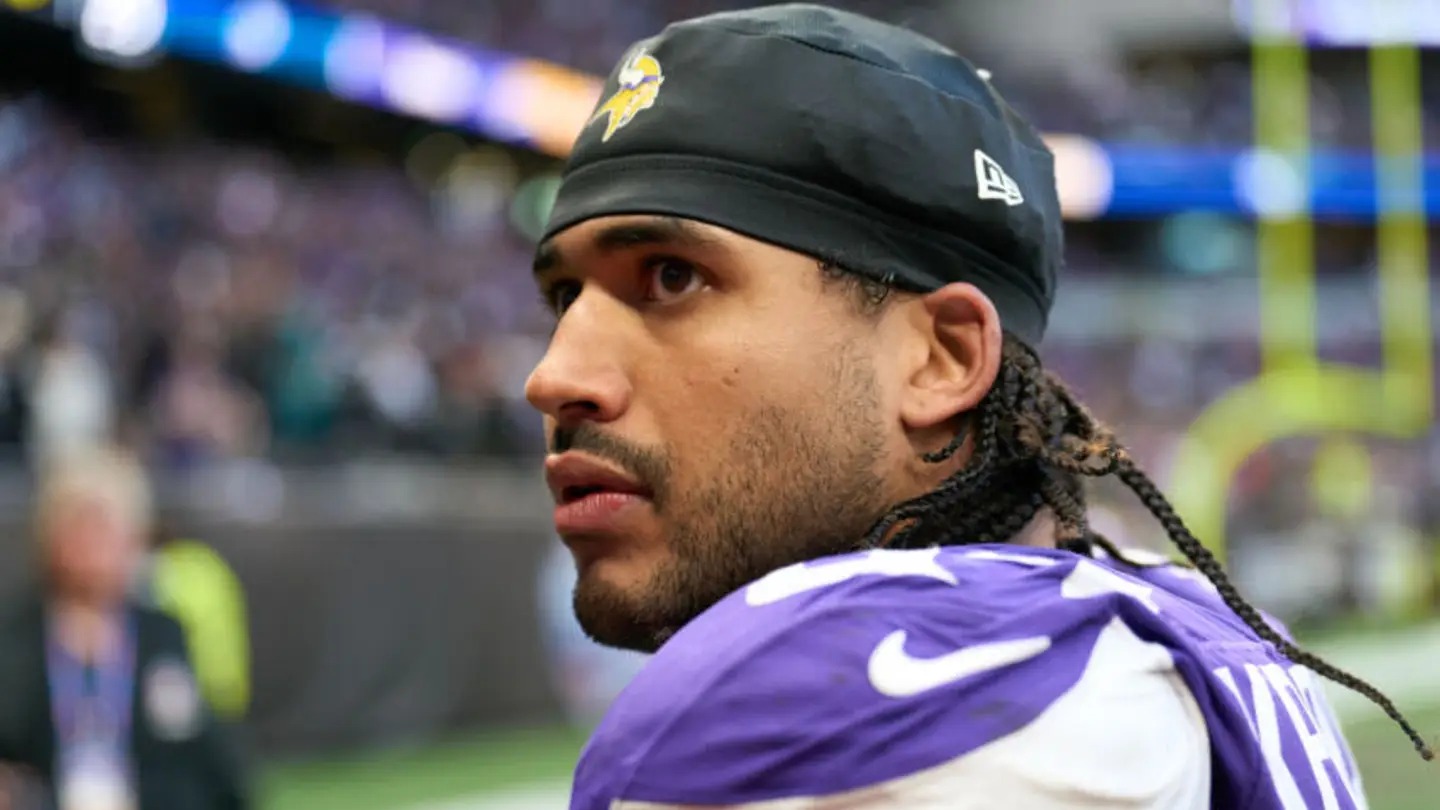 Eric Kendricks in his Minnesota Vikings uniform, lined up on defense
