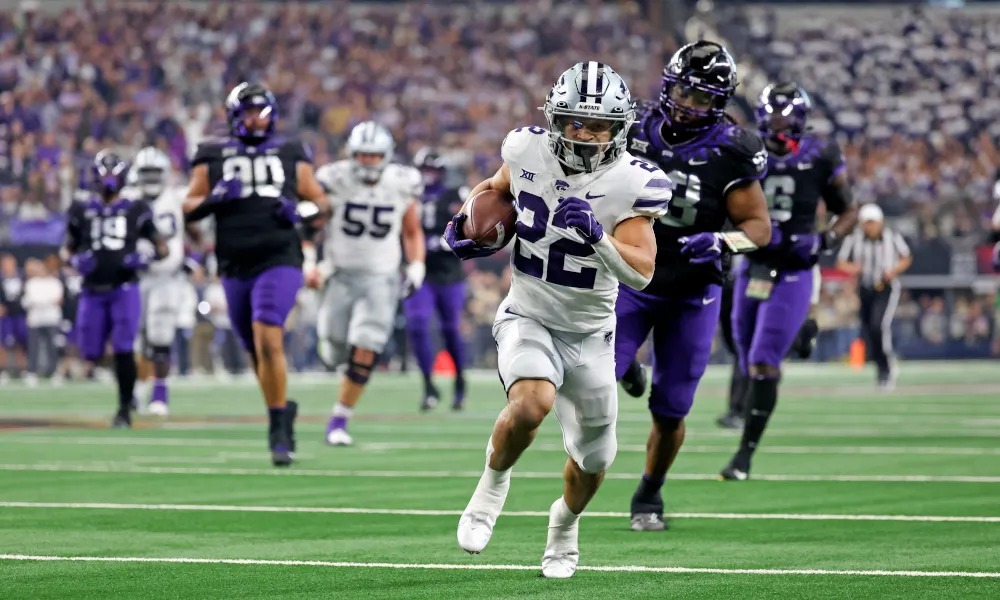 Deuce Vaughn running with the football for Kansas State