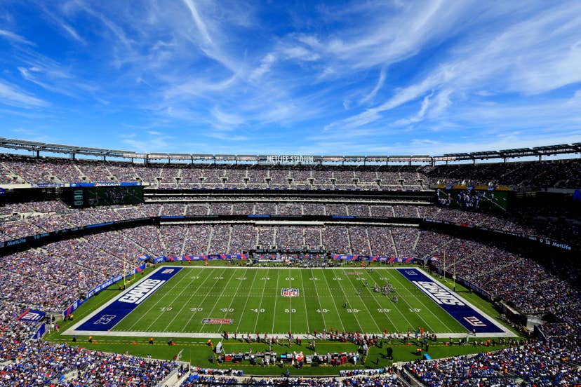 MetLife Stadium packed with fans under a bright blue sky before the Giants-Cardinals game.