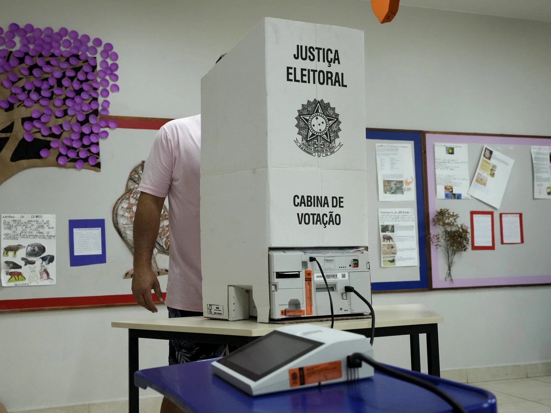 A Brazilian electoral justice voting booth during voting