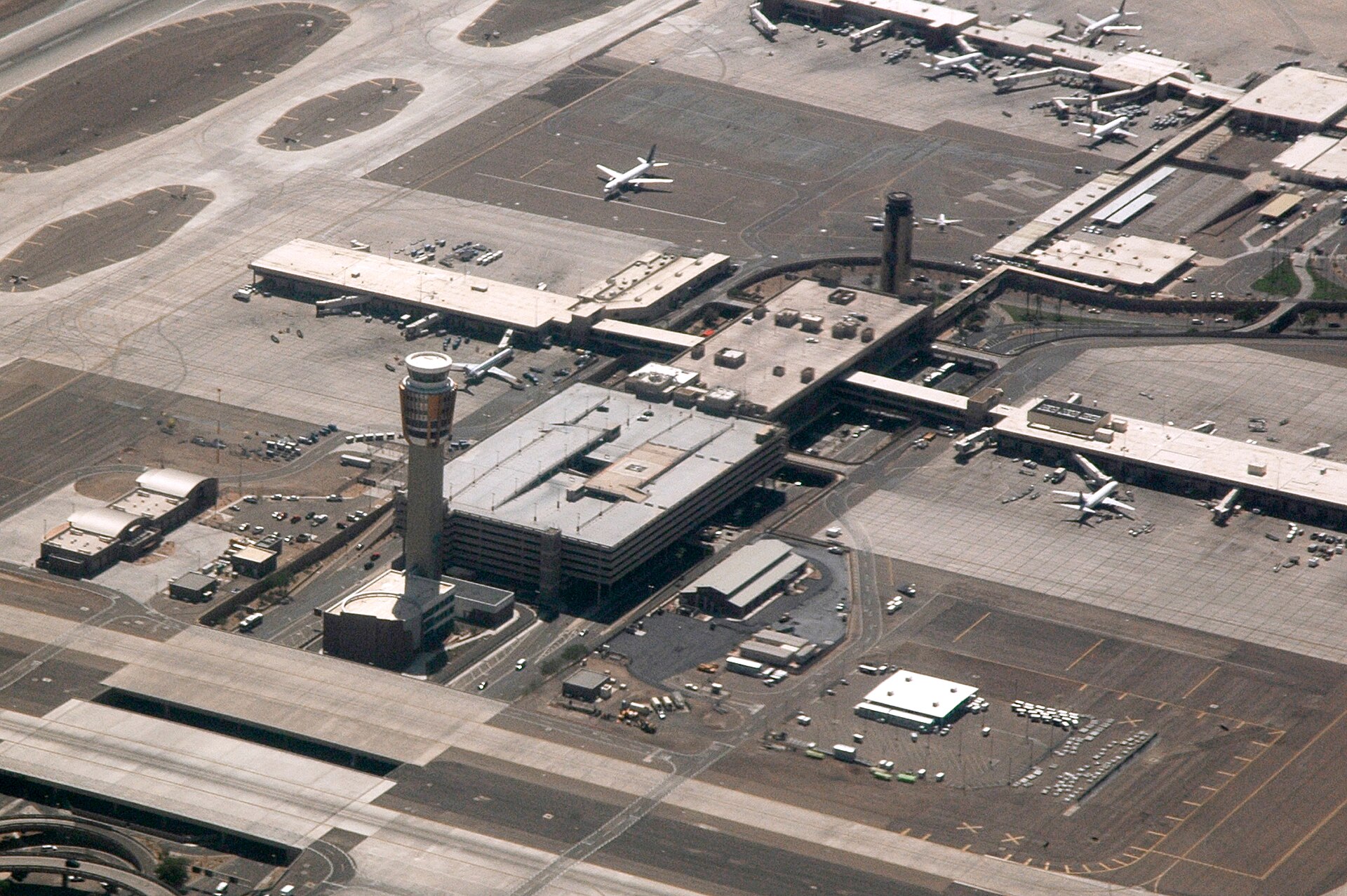 The control tower at Phoenix Sky Harbor International Airport