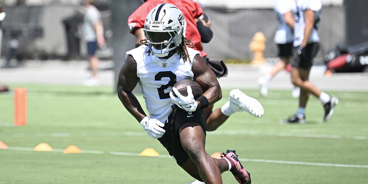 Ashton Jeanty carries the ball for the Raiders