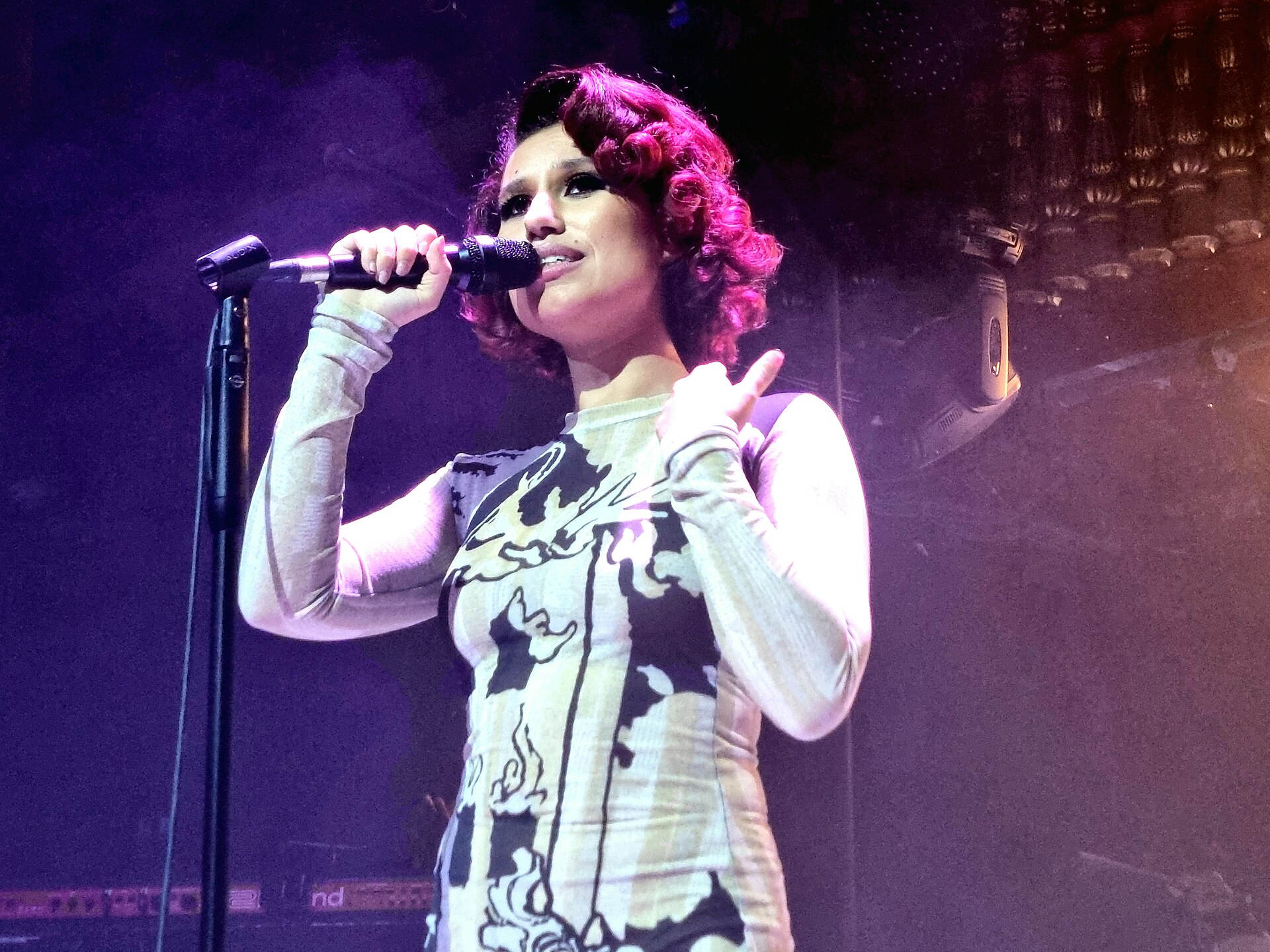 RAYE performing live