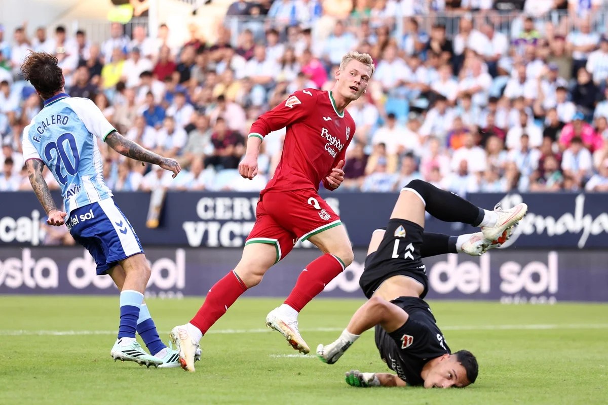 Orri Óskarsson rounds goalkeeper Alfonso Herrero to score Real Sociedad's second goal against Málaga at La Rosaleda