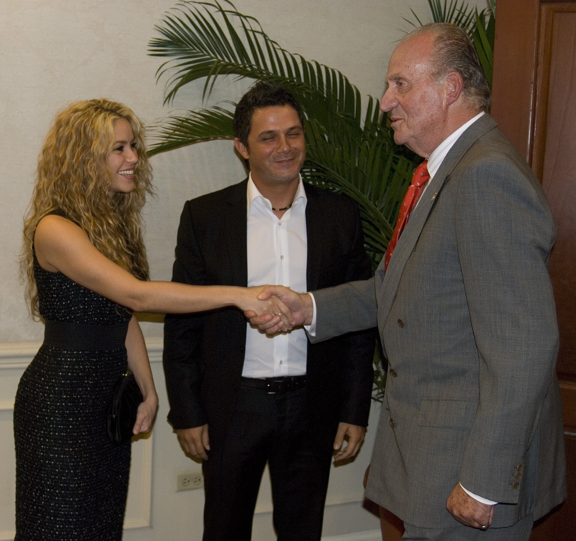 Shakira with Alejandro Sanz at a public event