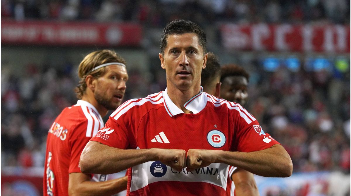 Robert Lewandowski of the Chicago Fire and Thomas Müller of the Vancouver Whitecaps