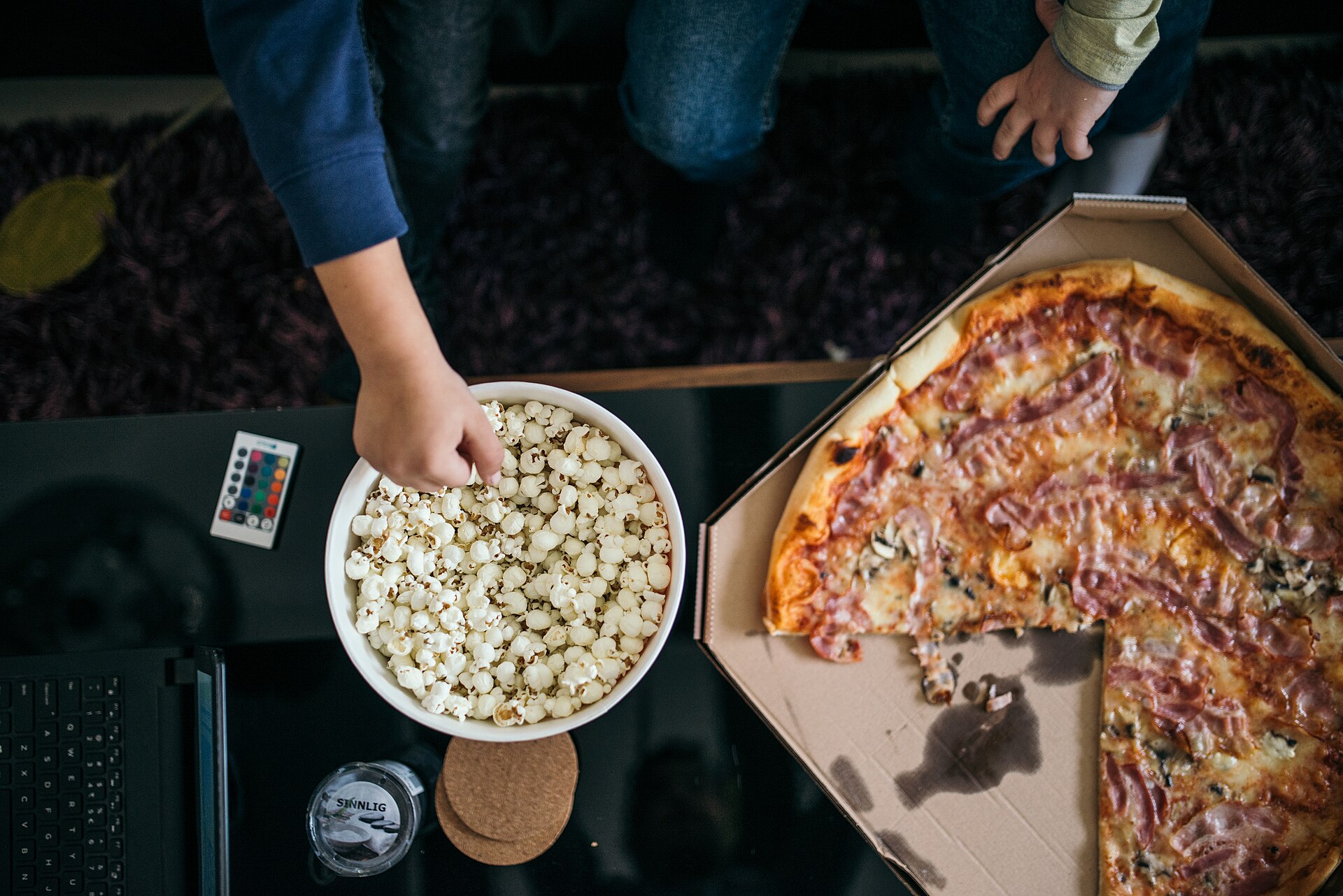 Popcorn in front of a glowing screen (file photo)