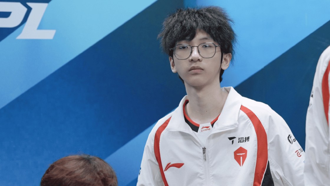 Cheng 'ZUIAN' Zihao of Top Esports at an LPL event